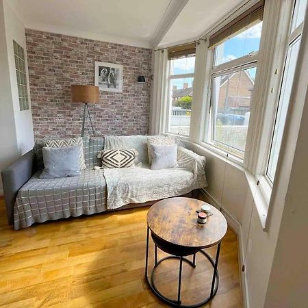 Cosy Flat In Burgess Hill, Sussex Appartement Buitenkant foto